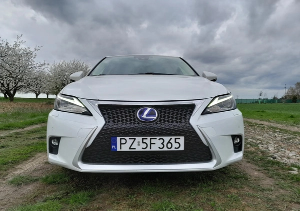 Lexus CT cena 74900 przebieg: 185000, rok produkcji 2020 z Mikołajki małe 211